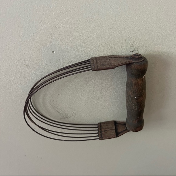 Antique dough mixer with wooden handle. - Picture 2 of 4